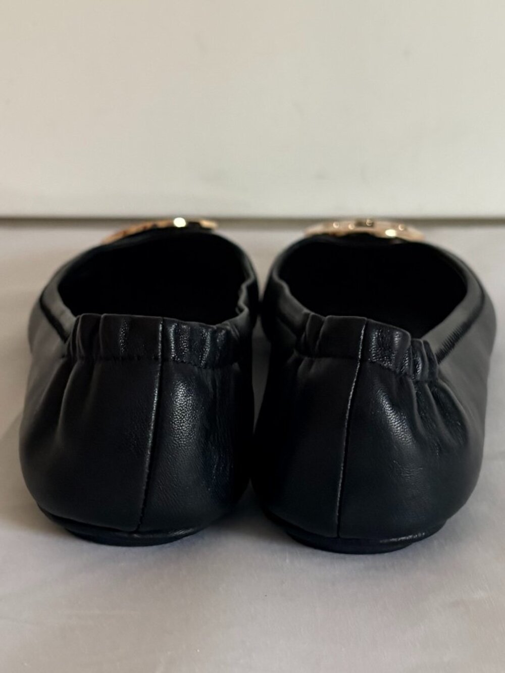 Tory Burch Womans Black Leather Mini Travel Ballet Flats Gold Metal Logo Size 9 - Picture 8 of 9
